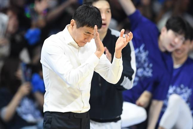 이상민 감독이 7일 오후 7시 고양 소노 아레나에서 열린 2025~2026 LG전자 프로농구 챔피언결정전(7전 4선승제) 2차전 도중 박수치고 있다. /사진=KBL 제공