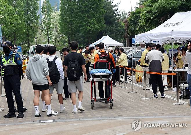세종시 1천400세대 아파트 정전 (세종=연합뉴스) 양영석 기자 = 지난 1일 지하 전기실에서 화재가 발생한 세종시 한 아파트 단지 전기 공급이 이틀째 중단되면서 주민 불편이 이어지고 있다. 2일 오후  사고수습대책본부 모습..2026.5.2 youngs@yna.co.kr