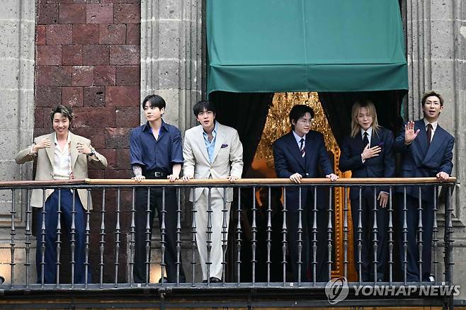 그룹 방탄소년단, 멕시코 대통령궁 발코니에서 팬들과 인사  그룹 방탄소년단(BTS)이 6일(현지시간) 멕시코시티 소칼로 광장에 위치한 대통령궁 발코니에서 아미와 시민들에게 인사하고 있다. [AFP=연합뉴스. 재판매 및 DB 금지]