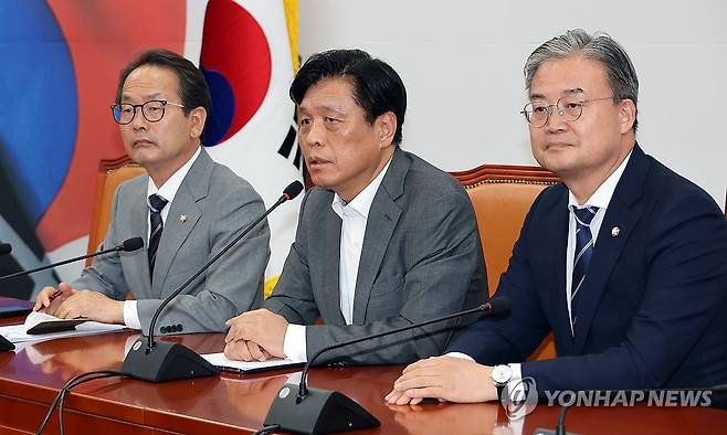 더불어민주당 호남,제주,대구 보선 전략공천 발표 (서울=연합뉴스) 배재만 기자 = 더불어민주당 조승래 사무총장(가운데)이 6일 국회에서 호남 지역 재보선에 임문영·김의겸·박지원 전략공천과 제주 서귀포에 김성범, 대구 달성에 박형룡 보선 공천 결과와 관련한 질문에 답하고 있다. 왼쪽은 강준현 수석대변인. 오른쪽은 이연희 전략기획위원장. 2026.5.6 scoop@yna.co.kr