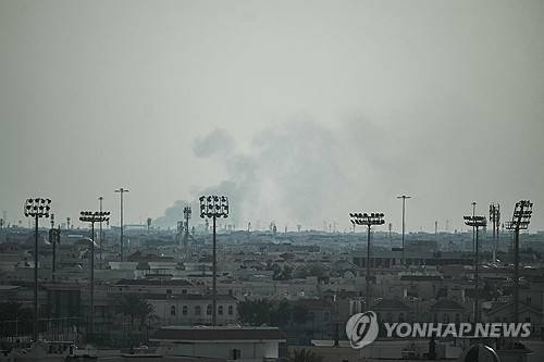 카타르의 미군 기지 방향에서 피어오르는 연기 [AFP 연합뉴스 자료사진. 재판매 및 DB 금지]