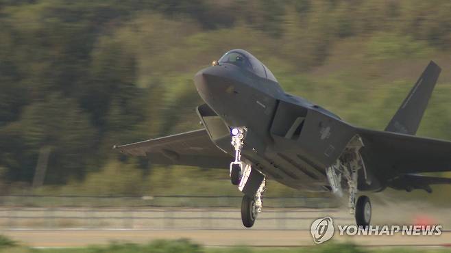 KF-21 양산 1호기 시험 비행 (서울=연합뉴스) KF-21 보라매 양산 1호기가 지난 15일 경남 사천 제3훈련비행단에서 시험 비행을 하고 있다. 2026.4.16 [방위사업청 제공. 재판매 및 DB 금지] photo@yna.co.kr