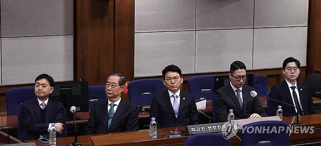 한덕수 '내란 중요임무 종사' 1심 징역 23년…법정구속 (서울=연합뉴스) 내란 중요임무 종사 혐의를 받는 한덕수 전 국무총리가 21일 서울중앙지법에서 열린 1심 선고 공판에 출석해 있다. 2026.1.21 [서울중앙지법 제공. 재판매 및 DB 금지] photo@yna.co.kr