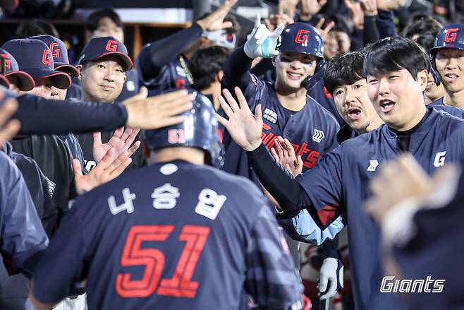6일 롯데 자이언츠 나승엽의 6회초 2점 홈런 이후 롯데 더그아웃 모습 [롯데 자이언츠 제공. 재판매 및 DB 금지]