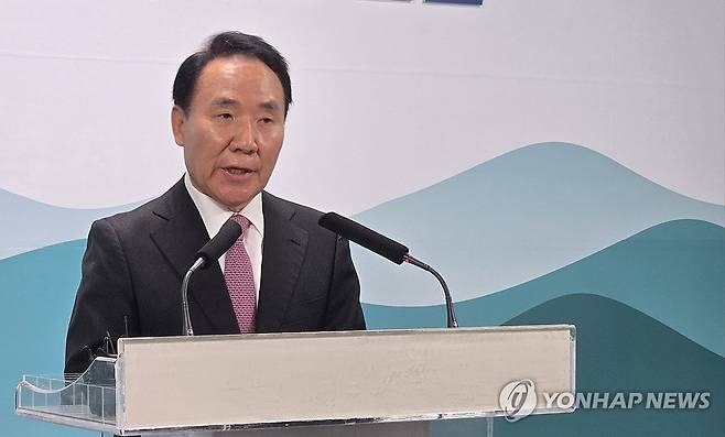 염동열 전 국회의원, 국힘 탈당 기자회견 (춘천=연합뉴스) 이상학 기자 = 염동열 전 국회의원이 7일 강원 춘천시청 브리핑룸에서 기자회견을 갖고 국민의힘 탈당과 함께 강원도지사 후보인 우상호 더불어민주당 후보에 대한 지지를 밝히고 있다. 2026.5.7 hak@yna.co.kr