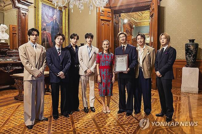 방탄소년단, 멕시코 대통령실 방문 (서울=연합뉴스) 그룹 방탄소년단이 6일(현지시간) 멕시코시티에 위치한 대통령실을 방문, 클라우디아 셰인바움 멕시코 대통령과 기념 촬영하고 있다. 2026.5.7 [빅히트뮤직 제공. 재판매 및 DB 금지] photo@yna.co.kr