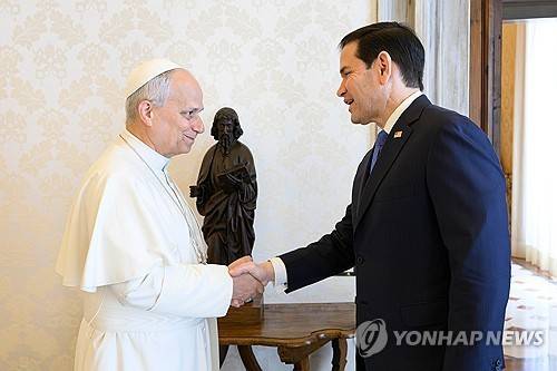 레오 14세 교황과 만나 악수하는 마코 루비오 미국 국무장관  [바티칸 AP=연합뉴스. 재판매 및 DB금지]