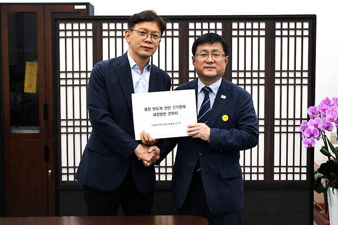 ▲ 현근택 더불어민주당 용인시장 예비후보가 지난 7일 국회에서 김성환 기후에너지환경부 장관을 만나 '용인 반도체산단 전력문제 해결방안 건의서'를 전달했다. /사진제공=현근택 후보 선거사무소