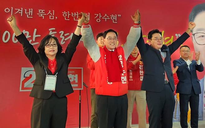 ▲ 강수현 국민의힘 양주시장 후보(가운데)가 8일 광사동 선거사무소 개소식에서 김성원 국회의원(오른쪽) 등 참석자들과 손을 맞잡고 승리를 다짐하고 있다. 강 후보는 이날 6·3 지방선거 제1호 공약으로 '통합특별시' 추진을 선언하며 본격적인 선거전에 돌입했다. /이광덕 기자 kdlee@incheonilbo.com