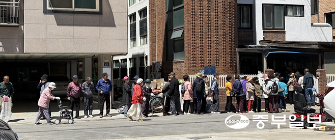 8일 오전 10시께 안산시 단원구 선부동의 한 성당 앞에서 무료급식을 받기 위해 어르신들이 줄지어 기다리고 있다. 최윤호기자