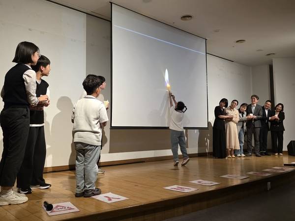 마산YMCA 회원들이 8일 창원시 마산회원구 양덕동 3.15아트홀 국제회의장에서 열린 마산YMCA 창립 80주년 기념식에서 비전 선포 후 촛불 퍼포먼스를 하고 있다. /최석환 기자