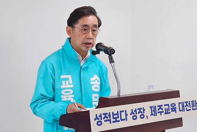 8일 자신의 선거사무소에서 기자회견을 갖고 있는 송문석 제주도교육감 예비후보.ⓒ제주의소리