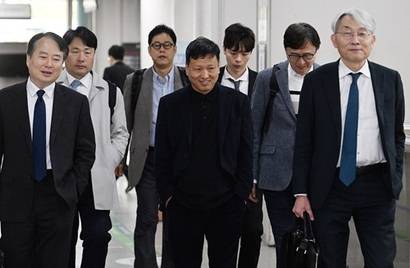 구영배 큐텐그룹 대표(앞줄 가운데)가 4월 7일 서울 서초구 서울중앙지방법원에서 열린 티몬·위메프 미정산 사태 관련 공판에 출석하고 있다. 사진=박정훈 기자