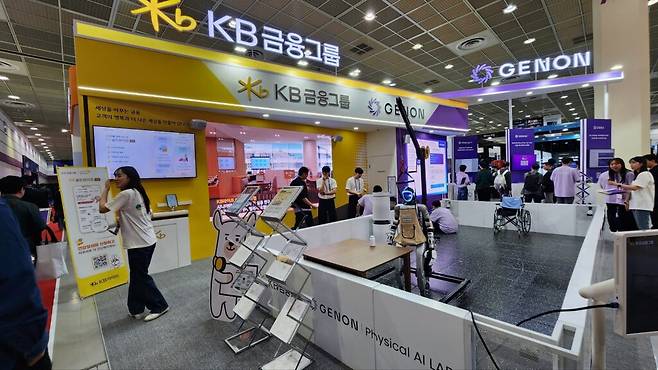 KB금융그룹의 전시는 피지컬 AI가 산업 현장뿐 아니라 돌봄 영역으로도 확장되고 있음을 보여주는 장면이었다. 금융사가 휴머노이드 로봇 기반 시니어 케어 서비스를 선보인 점은 이례적으로 보일 수 있지만, 고령화 사회에서 금융과 비금융 서비스의 경계가 넓어지고 있다는 점을 고려하면 의미가 작지 않다. (사진=테크42)