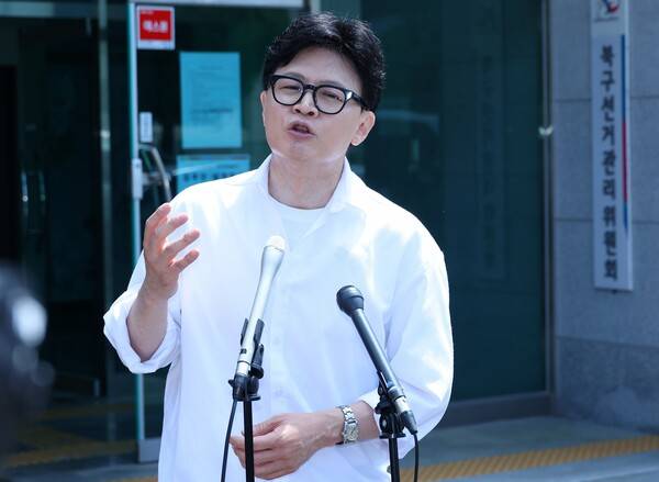 무소속&nbsp;한동훈&nbsp;부산 북갑 국회의원 보궐선거 예비후보가 4일 오후 부산 구포동 북구선거관리위원회에 예비후보 등록을 한 뒤 기자들 질문에 답하고 있다. 2026.5.4. 연합뉴스