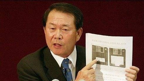 2003년 10월 20일 정형근 한나라당 의원이 국회 대정부 질의 발언을 통해 주독일 북한이익대표부 총책임자로 미국에 망명한 김경필의 `대북 보고문' 디스켓 사진이 들어간 문건을 들어 보이며 간첩 명단을 입수했다고 주장하고 있다. 정 의원은 디스켓 원본을 보여달라는 기자의 요구에 복사기 위에 올려놓고 A4 용지를 출력했다며 증거라고 우겼다. 당시 주변에서는 '컴맹의 억지'란 비아냥이 적지 않았다. 2003.10.20 연합뉴스 자료사진