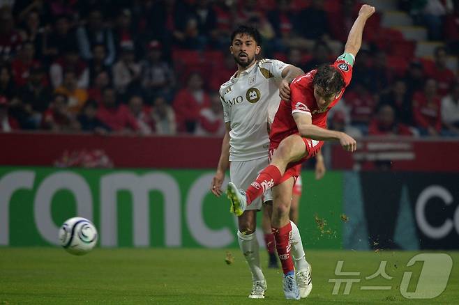 톨루카의 마르셀 루이즈가 LA FC를 상대로 과감한 중거리 슈팅을 시도하고 있다.  ⓒ AFP=뉴스1