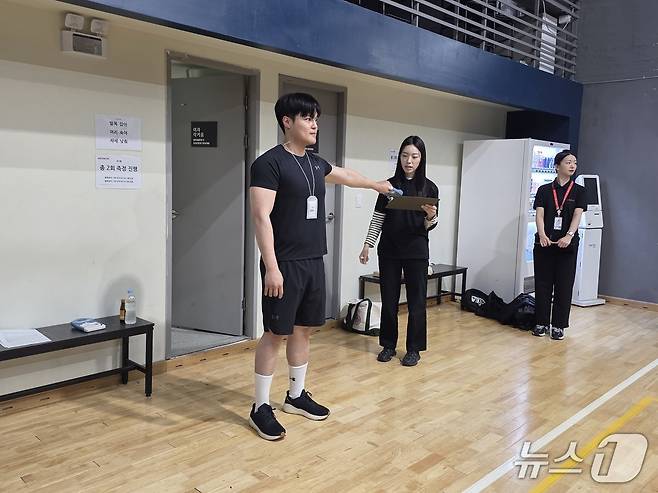 7일 서울 강서구 소재 이스타항공 본사 인근 체육관에서 이스타항공 출입 기자들을 대상으로 진행된 객실 승무원 공채 모의시험에서 악력을 측정하고 있는 모습. 2026.5.7/뉴스1 김성식 기자