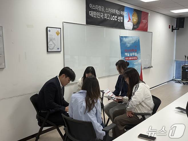 7일 서울 강서구 소재 이스타항공 본사에서 이스타항공 출입 기자들을 대상으로 진행된 객실 승무원 공채 모의시험 현장. 2026.5.7/뉴스1 김성식 기자