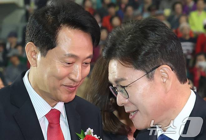 정원오 더불어민주당 서울시장 후보와 오세훈 국민의힘 서울시장 후보가 6일 서울 중구 장충체육관에서 열린 대한노인회 서울시연합회 제54회 어버이날 기념행사에 나란히 참석해 인사를 나누고 있다. 2026.5.6 ⓒ 뉴스1 오대일 기자
