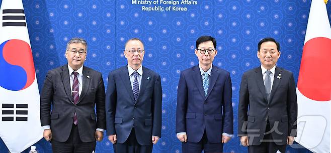 박윤주 외교부 1차관과 이두희 국방부 차관이 지난 7일 서울 종로구 외교부 청사에서 열린 제14차 한일 안보정책협의회에 앞서 후나코시 다케히로 일본 외무성 사무차관, 카노 코지 방위심의관과 기념촬영을 하고 있다. (외교부 제공. 재판매 및 DB 금지) 2026.5.7 ⓒ 뉴스1