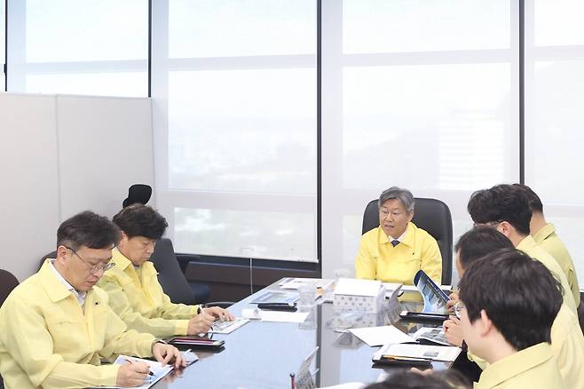 김이탁 제1차관이 8일 서울 중구 밀레니엄 힐튼 호텔 해체공사 현장을 방문해 안전관리 실태를 점검하고 있다.(국토부 제공) / 뉴스1 ⓒ News1
