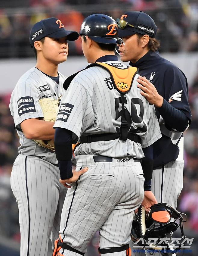 1회와 180도 달랐던 2회. 정우주가 흔들리자 마운드를 찾은 박승민 코치.