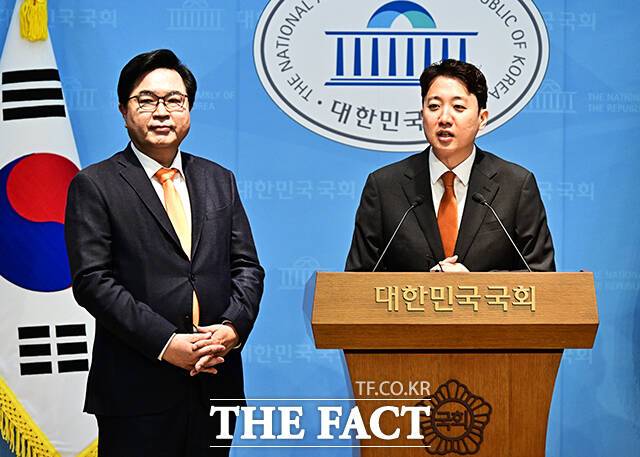 지방선거를 앞두고 이준석 개혁신당 대표의 전략 부재가 수면 위로 올라왔다는 지적이 나온다. 사진은 이 대표(오른쪽)가 7일 오전 서울 여의도 국회 소통관에서 기자회견을 열고 국민의힘을 탈당하고 개혁신당으로 입당한 박일하 동작구청장을 소개하는 모습. /배정한 기자