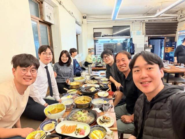 김성훈 업스테이지 대표(오른쪽 두 번째)가 지난 달 13일 AI 스타트업 대표들과 함께 하정우 전 청와대 AI미래기획수석과 만남을 가졌다. (사진=김성훈 업스테이지 대표 페이스북)