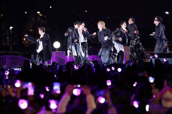 그룹 방탄소년단(BTS)이 지난 3월21일 서울 광화문 광장에서 정규 5집 '아리랑(ARIRANG)' 발매를 기념한 공연을 열고 있다. 연합뉴스