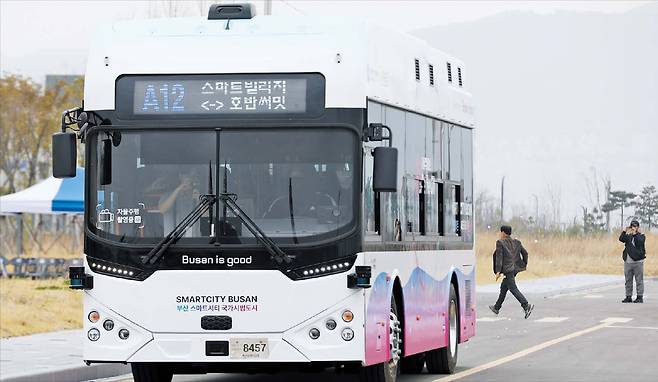 자율주행 버스 다니는 강서구 신도시 부산 강서구 에코델타시티에서 자율주행 버스가 달리고 있다. 에코델타시티는 강서구 강동동, 명지동 일대에 조성 중인 약 3만 가구 규모의 신도시다. 스마트시티 국가시범도시로 선정돼 자율주행, 로봇 등 기술을 적극 도입하고 있다. /뉴스1