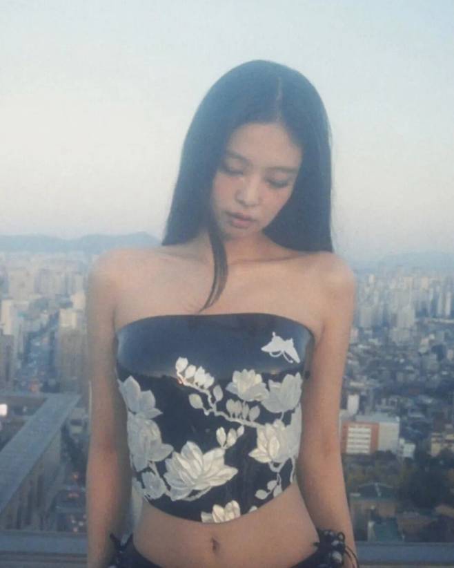 르쥬에서 제작한 블랙핑크 제니의 자개 장식 의상. /OA엔터테인먼트