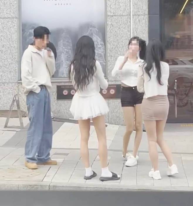 강남의 한 초등학교 인근 '엑셀방송' 스튜디오 앞에서 BJ들이 흡연을 하는 모습./독자 제공
