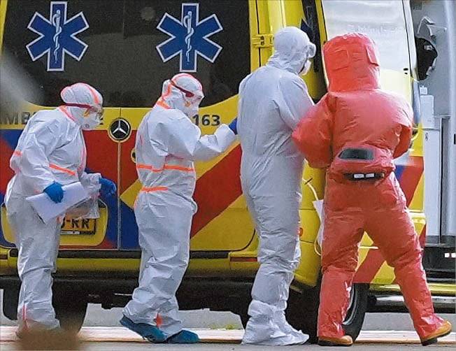 AP 연합뉴스네덜란드 공항서 감염 의심 환자 이송 6일 네덜란드 암스테르담 스키폴 공항에서 의료진이 크루즈선 MV 혼디우스호에 탑승했던 한타바이러스 감염 의심 환자(오른쪽 둘째)를 이송하고 있다.