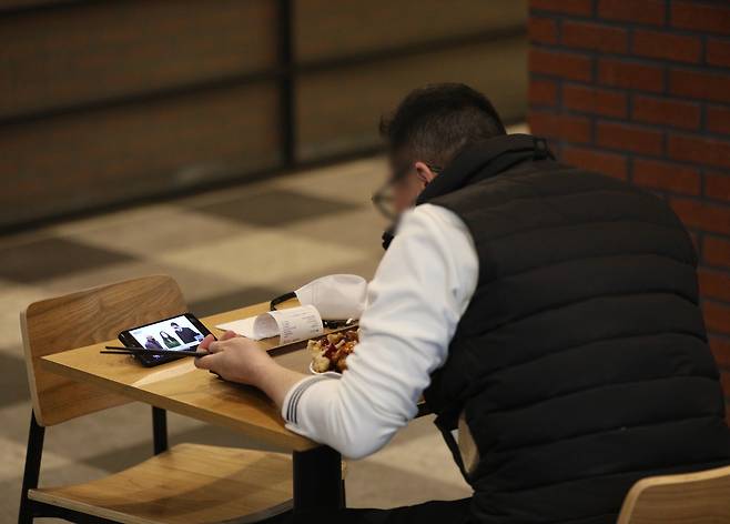 혼밥하는 시민. 기사 내용과 직접적인 관련 없음./뉴스1