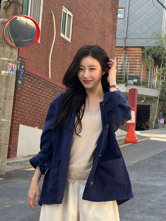 채령의 레이스 슬리브리스 코디. 인스타그램 @chaerrry0