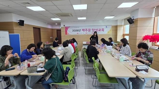 네일아트 재료를 받고, 이론 교육 후 실습&nbsp;(본인 촬영)