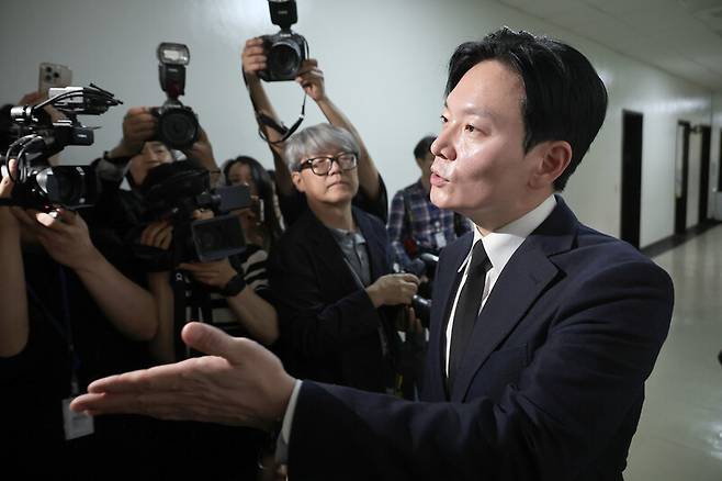 박상용 인천지검 부부장검사가 지난 14일 국회 ‘윤석열 정권 정치검찰 조작 기소 의혹 사건 진상 규명 국정조사 특별위원회’에서 증인 선서를 거부하고 퇴장당한 뒤 복도에서 취재진을 만나 발언하고 있다. 윤운식 선임기자 yws@hani.co.kr