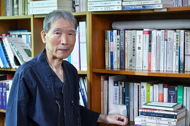 임헌영 국립한국문학관장이 서초구 자택 서재의 책장 앞에서 포즈를 취하고 있다. 이삿짐센터로부터 "서점을 하다 망했느냐"는 말을 들을 정도로 쌓였던 책 5만 권을 이제는 5,000권 수준으로 유지하고 있다. 서재를 포함한 방 3개와 거실은 벽면이 빈틈없이 책으로 빼곡했다. 윤기훈 인턴기자
