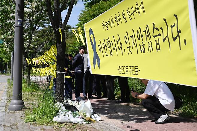 7일 광주 광산구 첨단2동 주민들이 일면식 없는 남성에게 살해된 여고생을 추모하기 위해 조성한 추모 공간에서 시민들이 추모의 글을 남기고 있다. 뉴시스
