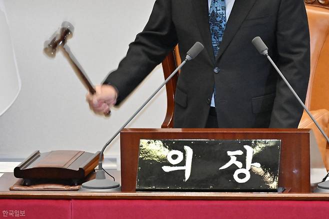 우원식 국회의장이 8일 국회 본회의장에서 국민의힘이 '대한민국헌법 개정안'을 비롯한 비쟁점법안 50여 건 모두에 필리버스터를 신청하자 법안을 상정하지 않고 본회의를 산회하며 의사봉을 두드리고 있다. 민경석 기자