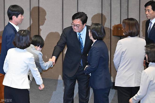 우원식 국회의장이 8일 국회 본회의장에서 국민의힘이 '대한민국헌법 개정안'을 비롯한 비쟁점법안 50여 건 모두에 필리버스터를 신청하자 법안을 상정하지 않고 본회의를 산회한 뒤 범여권 의원들과 인사를 나누고 있다. 민경석 기자