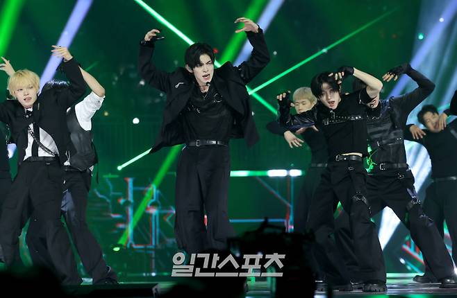 2025 코리아 그랜드 뮤직 어워즈 with iM뱅크’(2025 KGMA) 둘째날 뮤직데이가 15일 오후 인천 영종도 인스파이어 아레나에서 펼쳐졌다. 킥플립이 스페셜무대를 꾸미고 있다. KGMA는 한 해 동안 국내외 팬들에게 많은 사랑을 받은 K팝 아티스트와 작품들을 조명해 차별화된 콘텐츠를 선보이는 K팝 축제다. 올해는 KGMA 조직위원회와 크리에이터링, 디오디가 공동 주관하며, 인천광역시와 인천관광공사가 후원한다. 타이틀 스폰서로는 iM뱅크가 함께하며, 협찬사로 피자에땅, 레이블 코퍼레이션, 할리스가 참여한다. 2025 KGMA는 KT ENA가 주관 방송사로 참여하며, 틱톡라이브를 통해 일본, 중국을 제외한 국내 및 글로벌에 생중계된다. 일본에서는 훌루 재팬을 통해 실시간으로 볼 수 있다. 영종도(인천)=KGMA특별취재단/2025.11.15/
