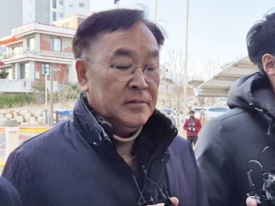 여성민원인을 상대로 한 성비위와 금품수수 등의 의혹을 받는 김진하 양양군수가 지난해 1월2일 구속 전 피의자 심문(영장실질심사)을 받기 위해 춘천지법 속초지원에 들어서고 있다. 뉴스1