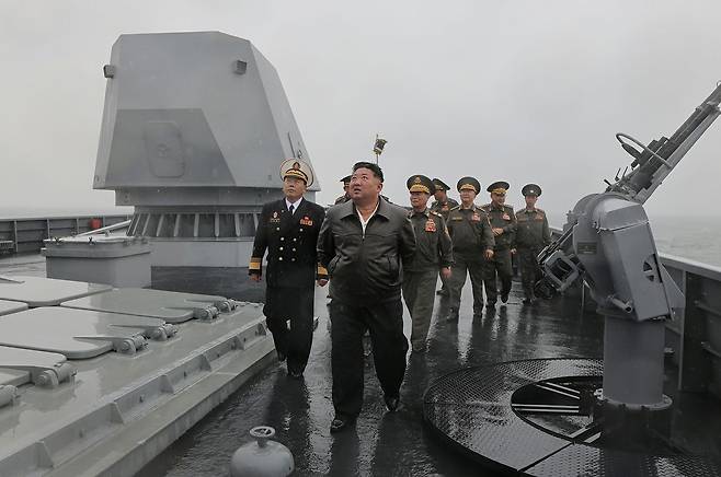 김정은 북한 국무위원장이 지난 7일 구축함 '최현호'에 탑승해 기동능력 종합평가 시험을 참관하는 모습. 노동신문, 뉴스1