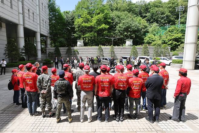 채수근 상병(당시 일병) 순직 사고의 책임자로 지목돼 재판에 넘겨진 임성근 전 해병대 1사단장이 1심에서 징역 3년을 선고받은 8일 서울 서초구 서울중앙지방법원 앞에서 해병대 예비역연대 회원들과 더불어민주당 박주민 의원이 기자회견을 하고 있다. 연합뉴스
