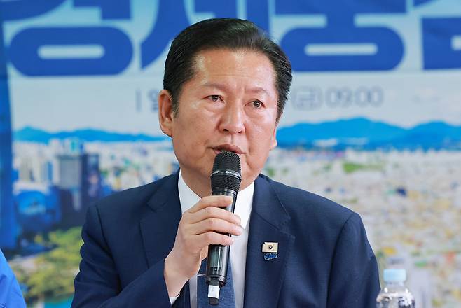 ▲ 더불어민주당 정청래 대표가 8일 서울 송파구 민주당 조재희 송파구청장 후보 선거사무소에서 열린 현장 최고위원회의에 참석해 발언하며 노상원 수첩을 언급하고 있다. 연합뉴스
