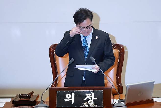 ▲ 우원식 국회의장이 8일 국회에서 열린 5월 임시국회 제2차 본회의에서 대한민국헌법 개정안과 다른 법안들에 대해 필리버스터를 신청한 국민의힘을 비판하던 중 눈가를 닦고 있다.  우 의장은 이날 대한민국헌법 개정안 등을 본회의에 상정하지 않았다. 연합뉴스