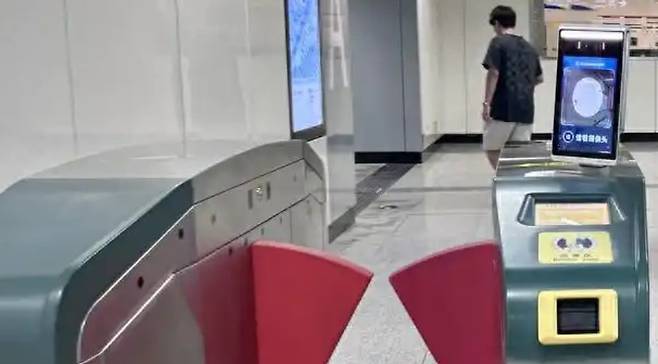 중국의 디지털 경제는 QR 코드 사회를 넘어서 이젠 얼굴 경제로 진화하고 있다. 카메라 앞에서 얼굴을 비추는 것만으로도 신원 확인, 결제, 출입, 의료비 정산까지 이뤄지는 안면인식 인프라가 빠르게 확산하고 있다. 바이두 캡처