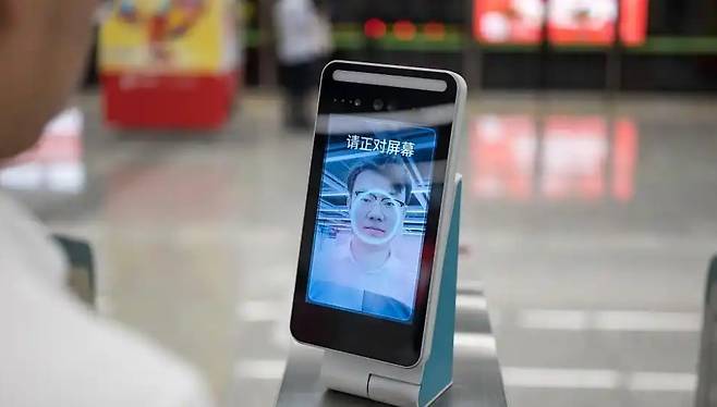 중국의 디지털 경제는 QR 코드 사회를 넘어서 이젠 얼굴 경제로 진화하고 있다. 카메라 앞에서 얼굴을 비추는 것만으로도 신원 확인, 결제, 출입, 의료비 정산까지 이뤄지는 안면인식 인프라가 빠르게 확산하고 있다. 바이두 캡처